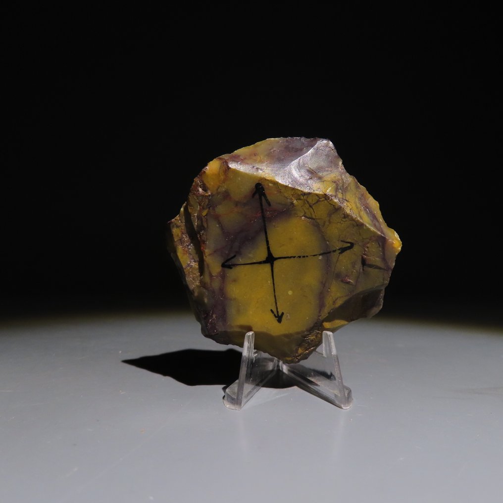 旧石器时代 燧石 来自法国Fontmaure的斧头或石器工具。约公元前30万至4万年。高4.9厘米。  (没有保留价) #3.2