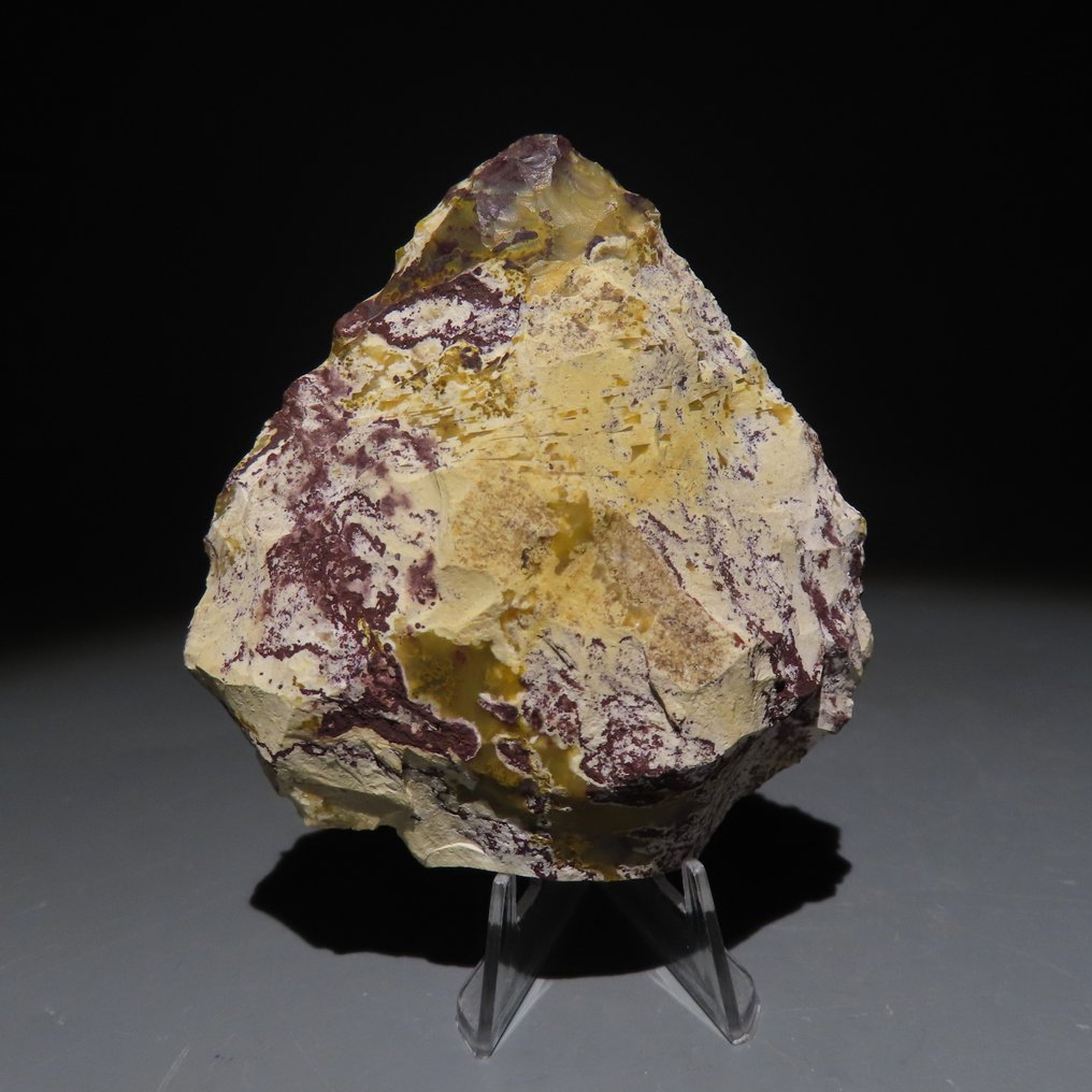 Paleolithisch Vuursteen Bijl of stenen werktuig uit Fontmaure (Frankrijk). Ca. 300.000 - 40.000 v.Chr. Hoogte 6,5 cm.  (Zonder Minimumprijs) #3.2