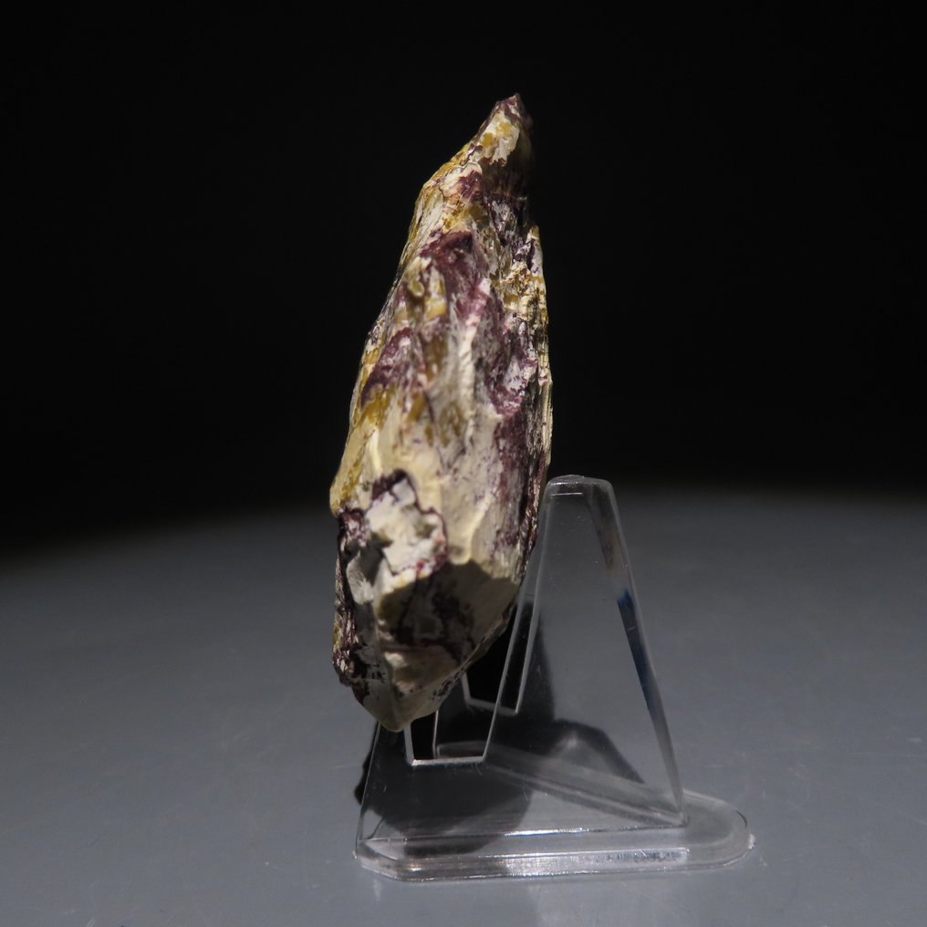 Paleolithisch Vuursteen Bijl of stenen werktuig uit Fontmaure (Frankrijk). Ca. 300.000 - 40.000 v.Chr. Hoogte 6,5 cm.  (Zonder Minimumprijs) #2.1