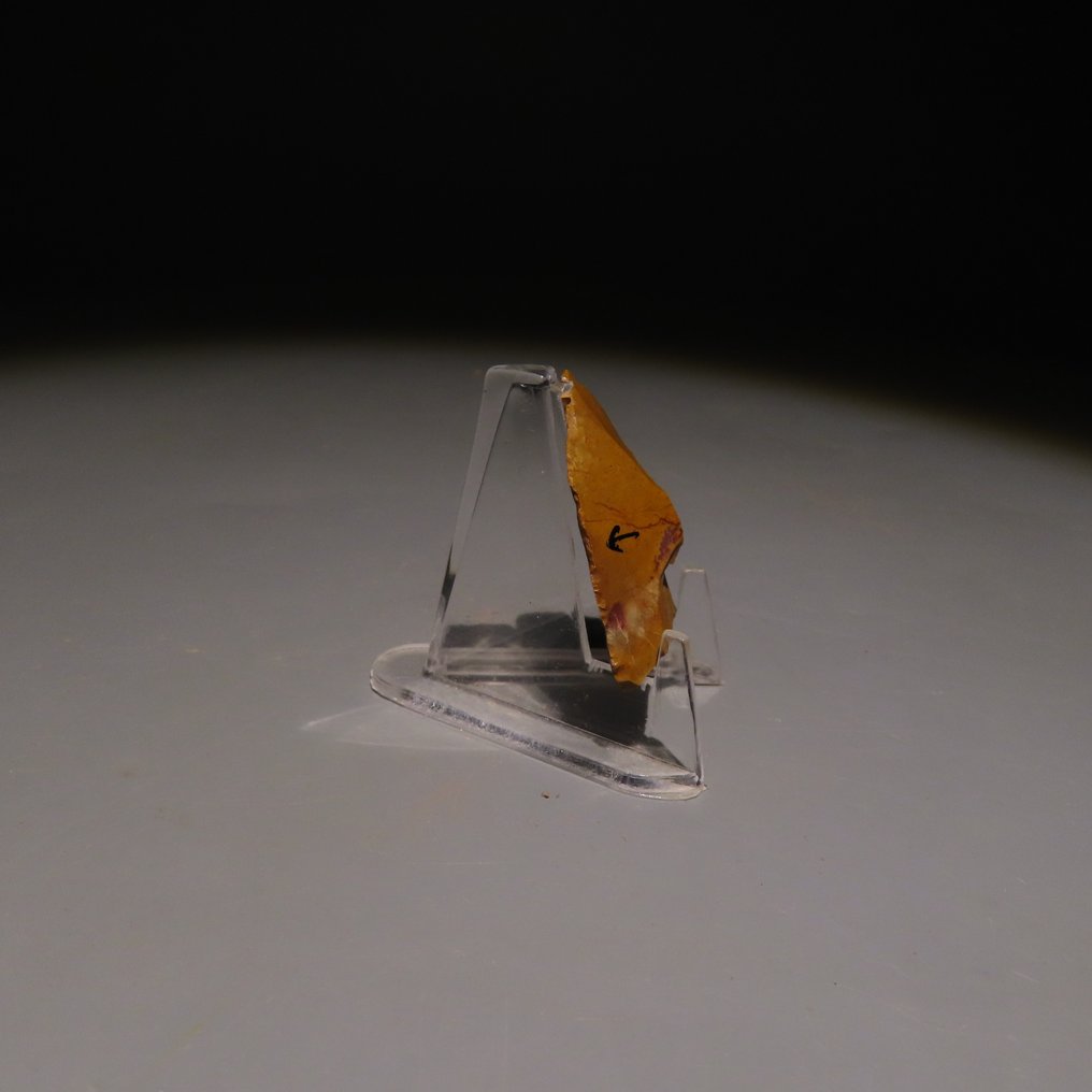 Paleolitico Pietra Focaia Strumento in pietra o ascia di Fontmaure (Francia). Circa 300.000 - 40.000 a.C. altezza di 2,8 cm. #2.1