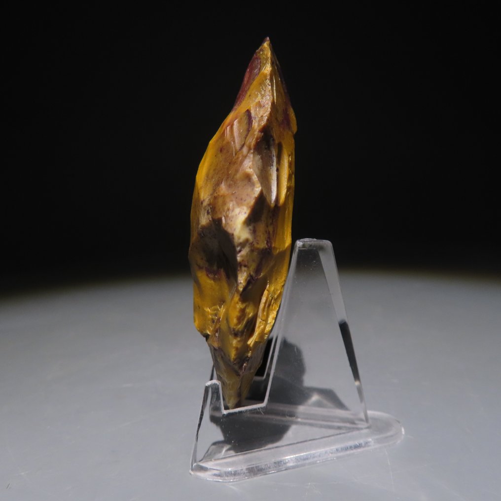 舊石器時代 燧石 来自法国Fontmaure的斧头或石器工具。约公元前300,000年至40,000年。高6.4厘米。 #3.2