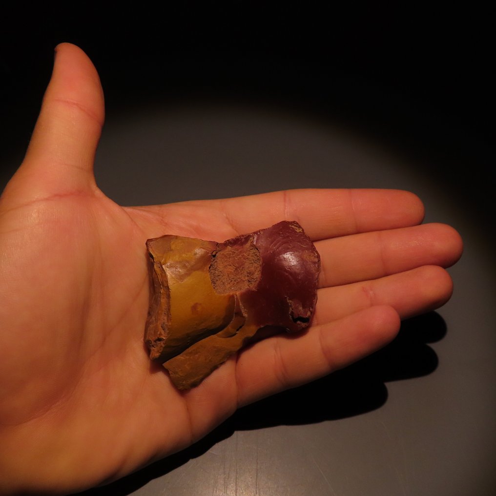 旧石器时代 燧石 来自法国Fontmaure的斧头或石器工具。约公元前300,000年至40,000年。高6.5厘米。 (没有保留价) #4.3