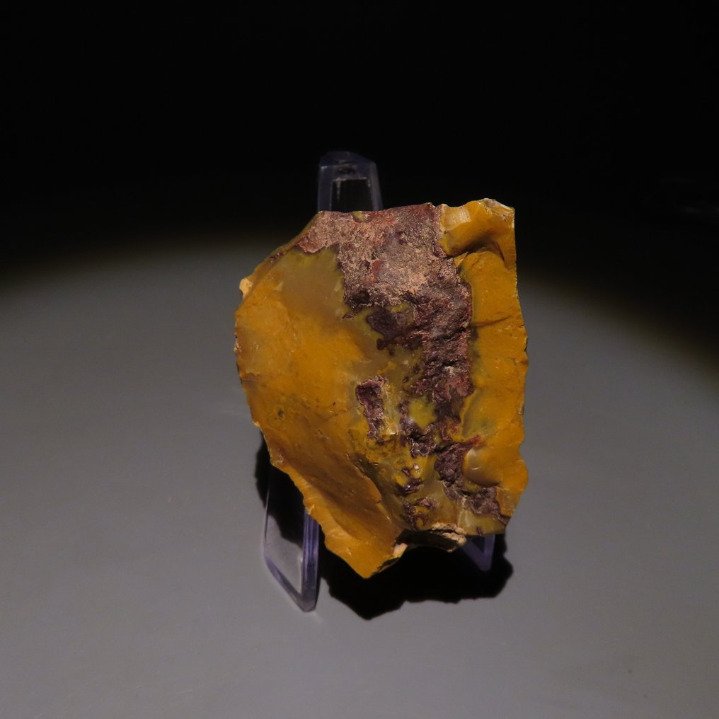 Παλαιολιθική Πυρόλιθος Τσεκούρι ή πέτρινο εργαλείο από το Fontmaure (Γαλλία). Περίπου 300.000 - 40.000 π.Χ. Ύψος 6,5 εκ.  (χωρίς τιμή ασφαλείας) #1.0