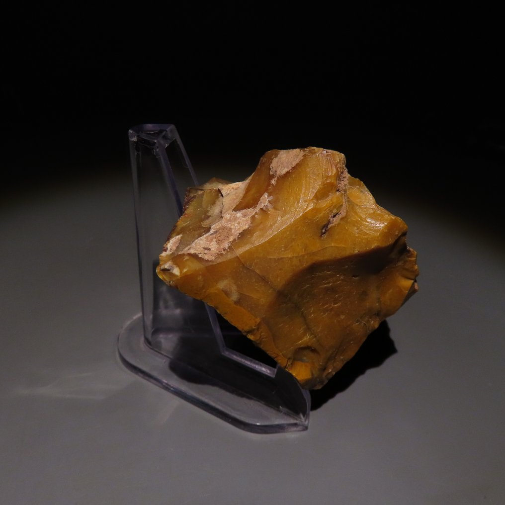 Παλαιολιθική Πυρόλιθος Τσεκούρι ή πέτρινο εργαλείο από το Fontmaure (Γαλλία). Περίπου 300.000 - 40.000 π.Χ. Ύψος 6,5 εκ.  (χωρίς τιμή ασφαλείας) #3.2