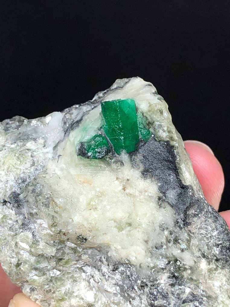 天然翡翠晶体在母岩上 标本 - 高度: 53 mm - 宽度: 35 mm- 100.8 g - (1) #4.3