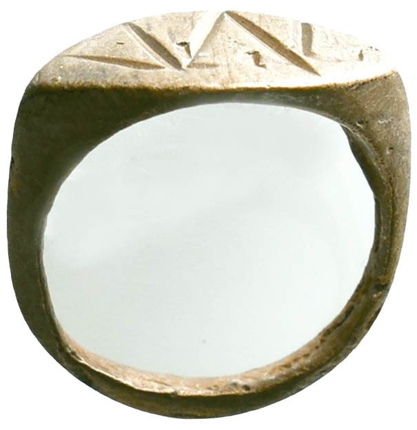 中世紀,十字軍時代 铜质戒指,带有装饰性斜角,饰有奇异的线性符号,宽度15毫米,属于公元11/13世纪。 戒指 (沒有保留價) #3.2