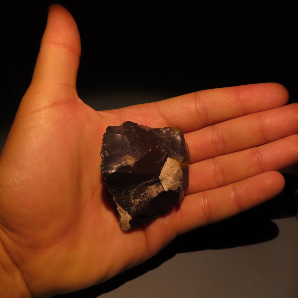 旧石器时代 燧石 来自法国Fontmaure的斧头或石器工具。约公元前300,000年至40,000年。高6.8厘米。 (没有保留价) #4.3