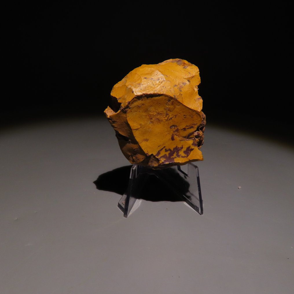 Paleolithic Flint Axe or stone tool from Fontmaure (France). Ca. 300.000 - 40.000 BC. 5.5 cm height.  (No reserve price) #3.2