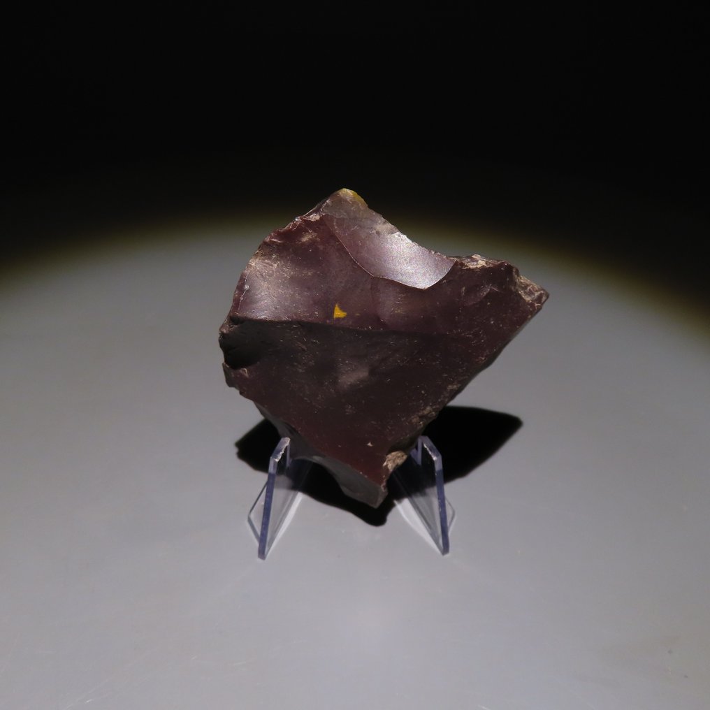 旧石器时代 燧石 来自法国Fontmaure的斧头或石器工具。约公元前300,000年至40,000年。高6.8厘米。 (没有保留价) #3.2