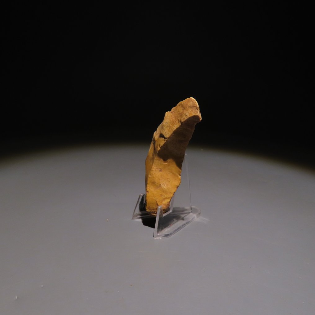 旧石器时代 燧石 来自法国Fontmaure的斧头或石器工具。约公元前300,000年至40,000年。高6厘米。 (没有保留价) #1.0