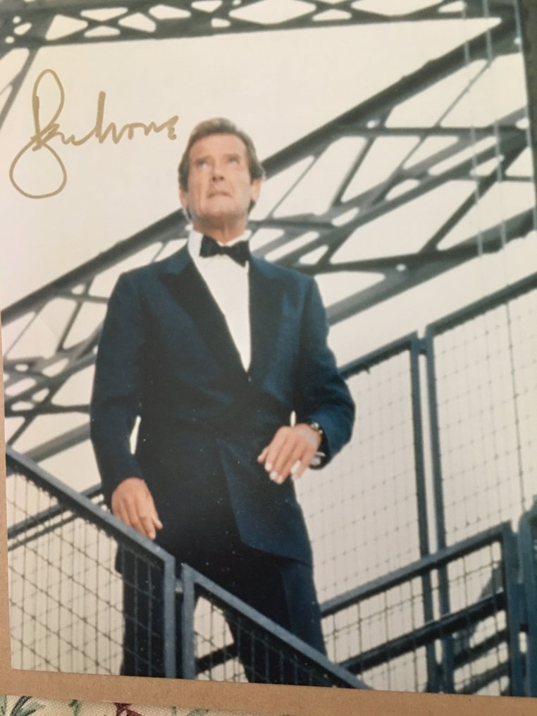 Roger Moore - James Bond View ti a Kill #3.2