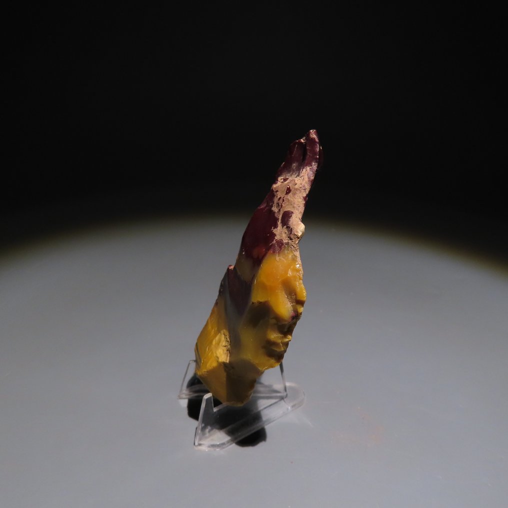 Paleolithic Flint Axe or stone tool from Fontmaure (France). Ca. 300.000 - 40.000 BC. 7.1 cm height.  (No reserve price) #1.0