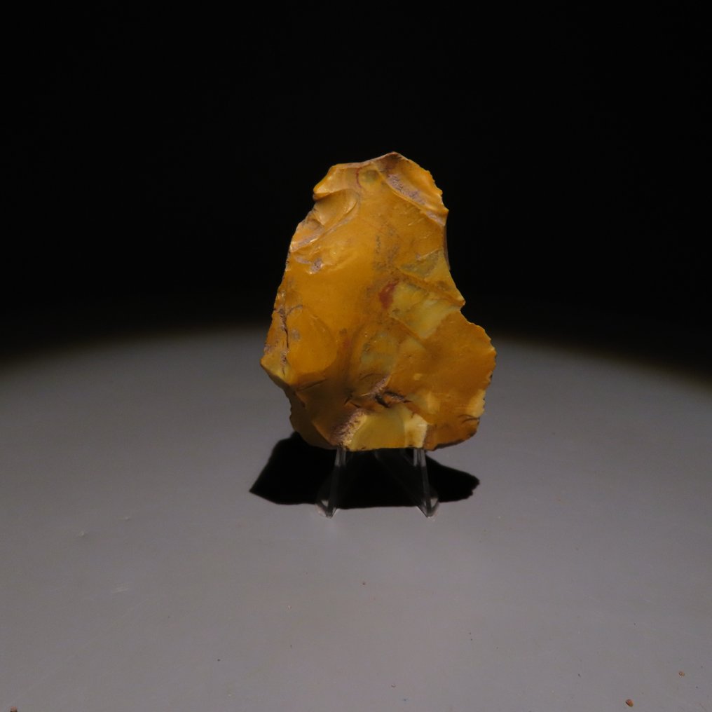 Παλαιολιθική Πυρόλιθος Τσεκούρι ή λιθικό εργαλείο από το Fontmaure (Γαλλία). Περίπου 300.000 - 40.000 π.Χ. Ύψος 6 εκ.  (χωρίς τιμή ασφαλείας) #1.0