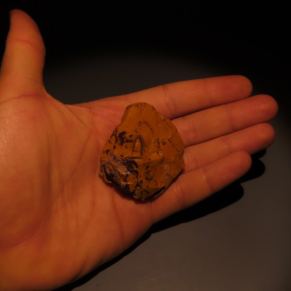 Paleolithic Flint Axe or stone tool from Fontmaure (France). Ca. 300.000 - 40.000 BC. 5.5 cm height.  (No reserve price) #4.3