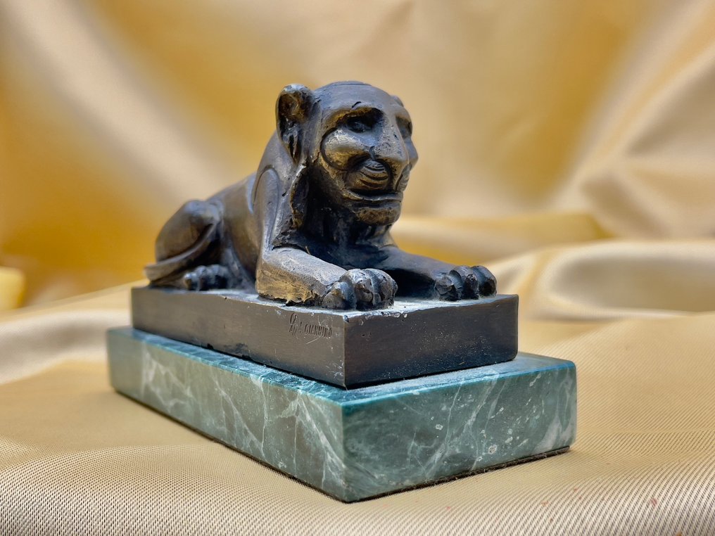 A. Giannino - 雕刻, Refined Bronze Sculpture Depicting a Sphinx – Signed "A. GIANNINO" – c. 1900 - 6.5 cm - 銅綠青銅 #1.0