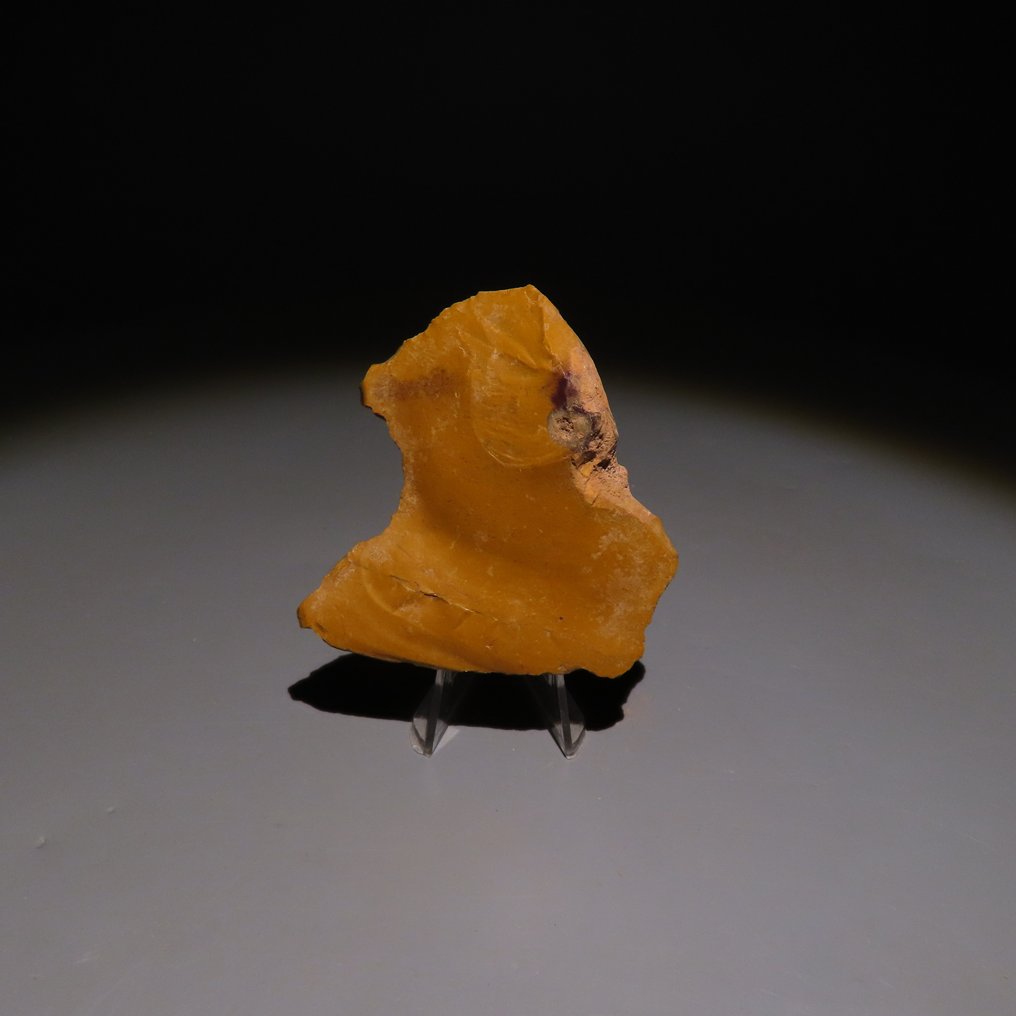 Paleolithic Flint Axe or stone tool from Fontmaure (France). Ca. 300.000 - 40.000 BC. 5.2 cm height.  (No reserve price) #3.2