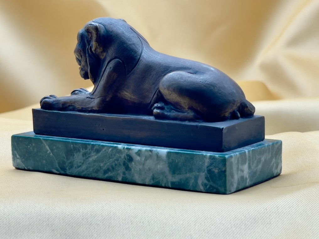 A. Giannino - 雕刻, Refined Bronze Sculpture Depicting a Sphinx – Signed "A. GIANNINO" – c. 1900 - 6.5 cm - 銅綠青銅 #4.3