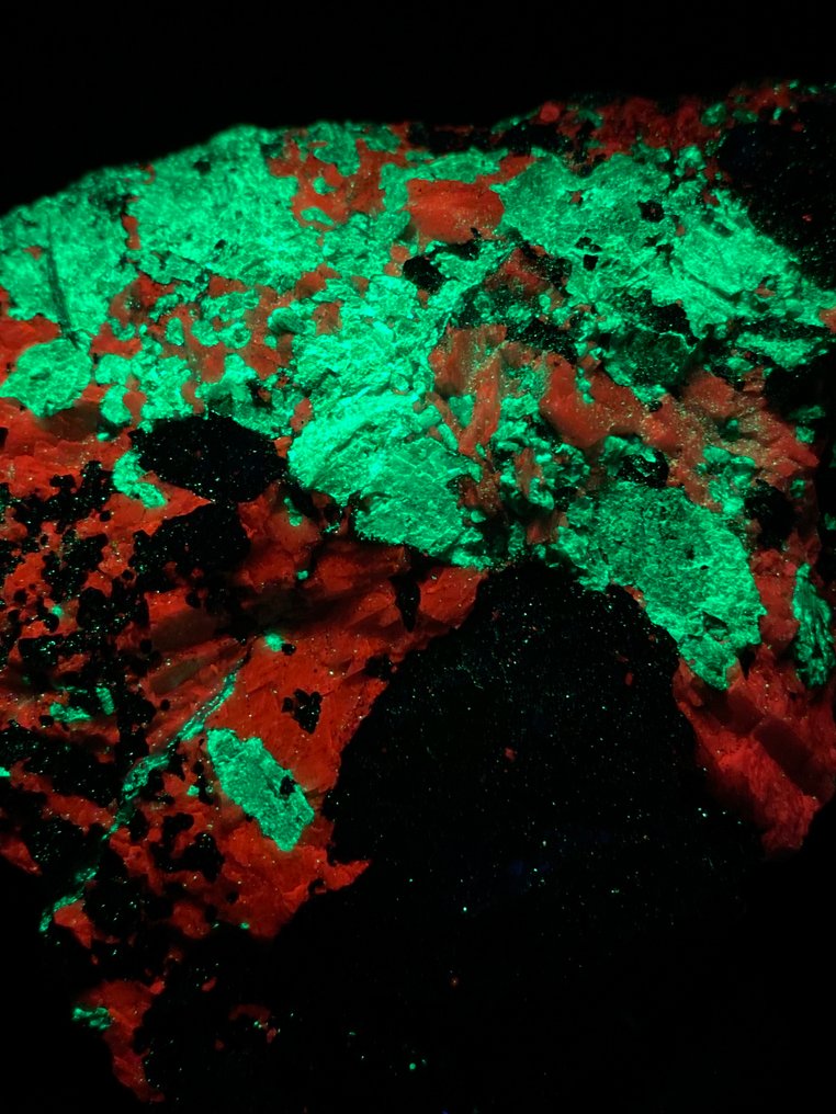 Extremely bright and large troostite willemite in calcite with franklinite. Fluorescent - Height: 9 cm - Width: 8.5 cm- 484 g #2.1