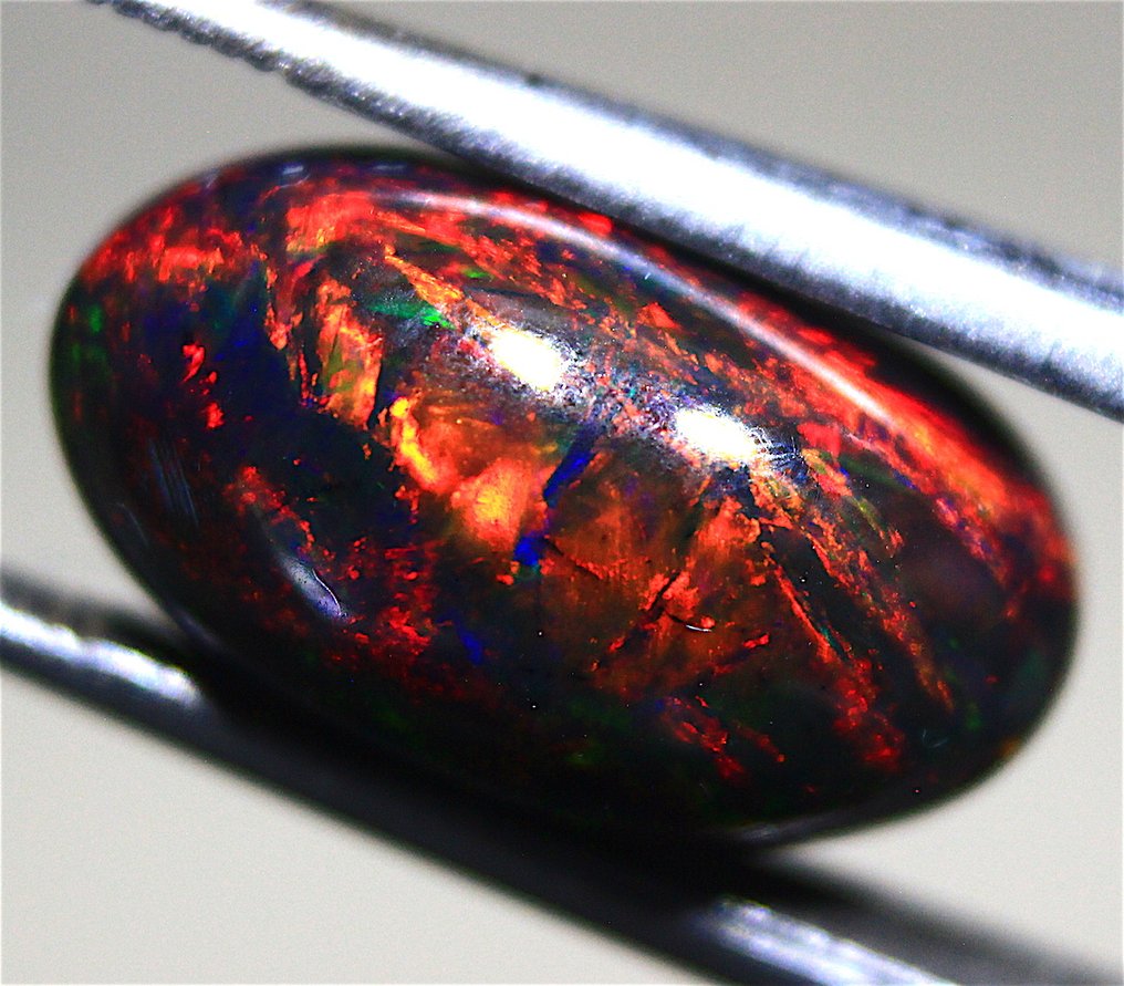 Cts. 3.50  Natural Ethiopian Black Opal Cabochon - Altezza: 18 mm - Larghezza: 15 mm- 0.7 g #1.0