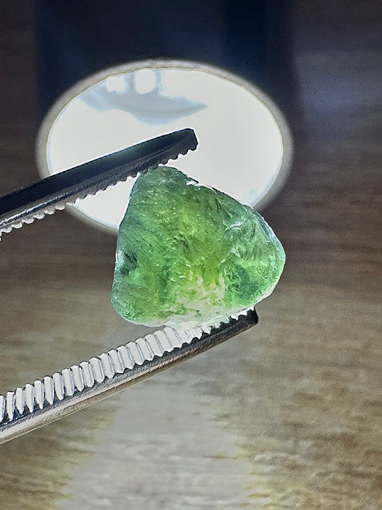 蓝宝石 真正的宝石!令人惊叹的无瑕绿色蓝宝石。天然,百分百来自特别收藏。 - 高度: 10 mm - 宽度: 9 mm- 0.82 g #1.0