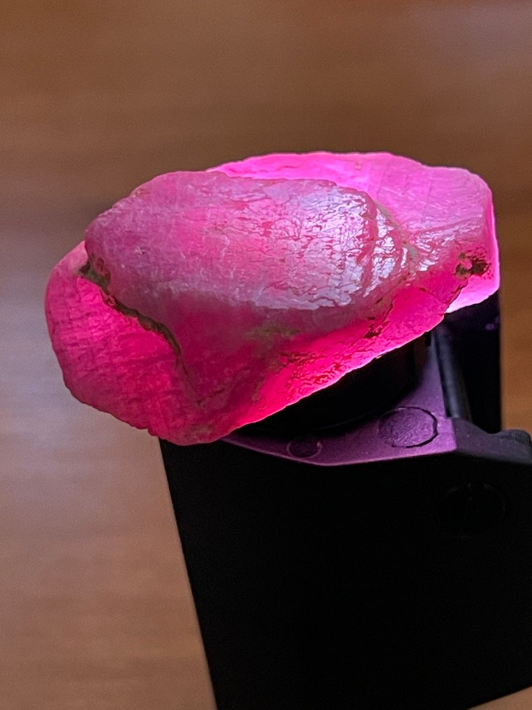 红宝石 未切割。惊艳莫桑比克顶级色泽高净度红宝石水晶。121.75克拉，百分百特别。 - 高度: 35 mm - 宽度: 27 mm- 24.35 g #1.0