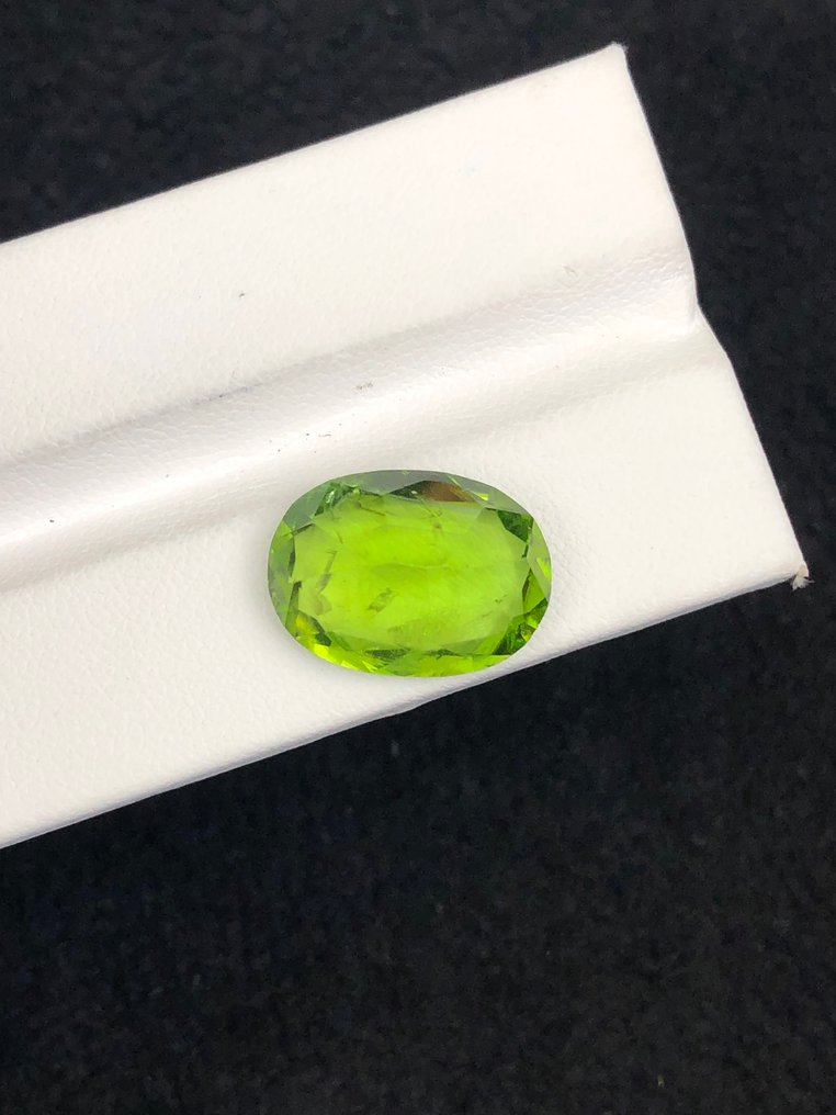 Ingen mindstepris - 1 pcs  Grøn, Gul Peridot  - 12.22 ct - International Colored Gemstone Association (ICA GemLab) #4.3