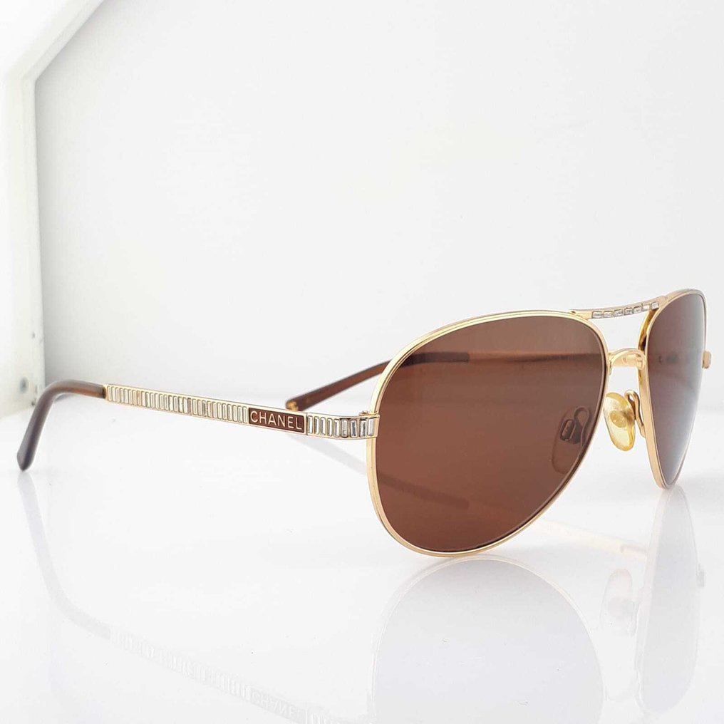 Chanel - Aviator Gold Tone Metal & Brown with Baguette Swarovski Crystals and Chanel Temple Logos - 墨鏡 #4.3