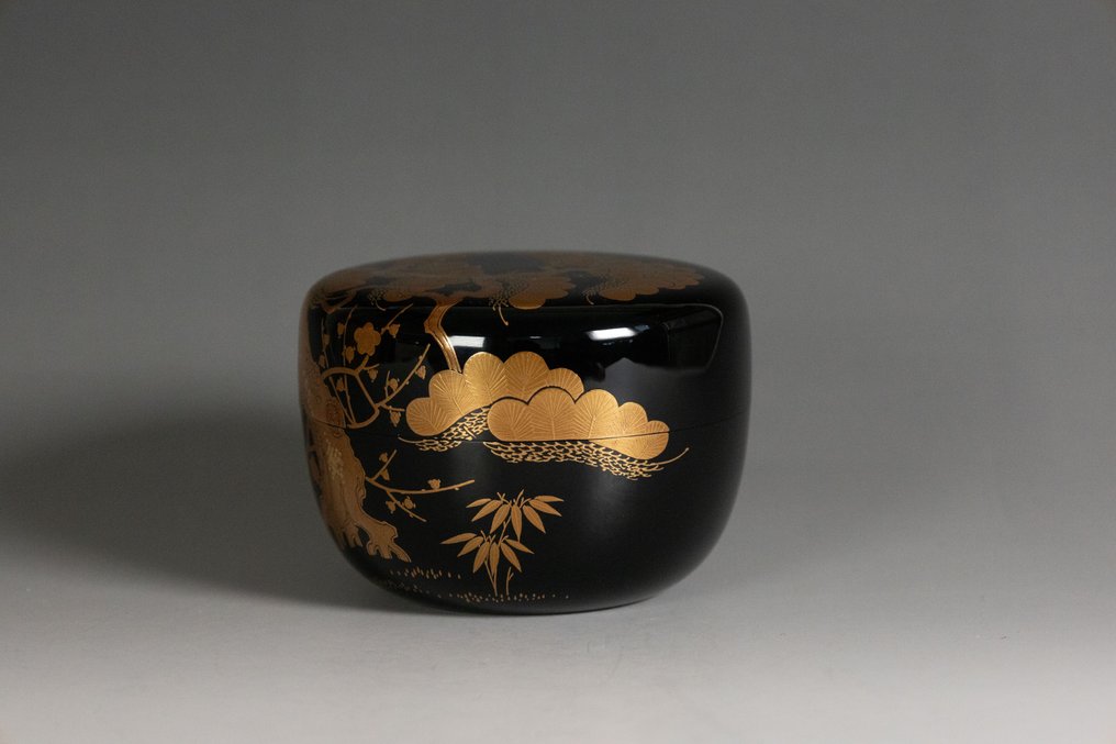 Pine Design Maki-e Natsume piatto con interno con bordo in argento 松蒔絵 平棗 内銀溜 - Legno, Lacca - Shoichiro Tasaki 田崎昭一郎 (b. 1931) - Giappone - Periodo Shōwa (1926-1989) #2.1