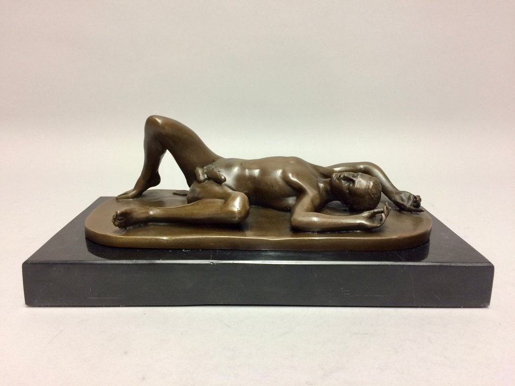 Γλυπτό, Naakte Man - 11 cm - Χάλκινο άγαλμα ενός γυμνού άνδρα σε μια προκλητική πόζα. #1.0