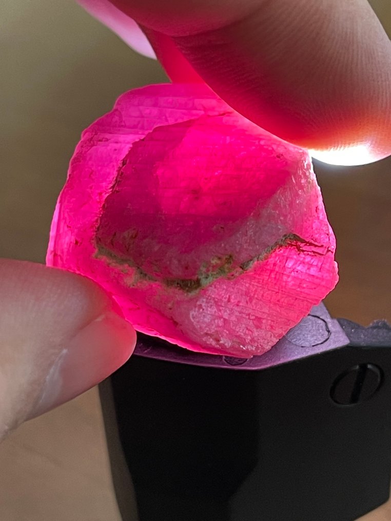 红宝石 未切割。惊艳莫桑比克顶级色泽高净度红宝石水晶。121.75克拉，百分百特别。 - 高度: 35 mm - 宽度: 27 mm- 24.35 g #3.2