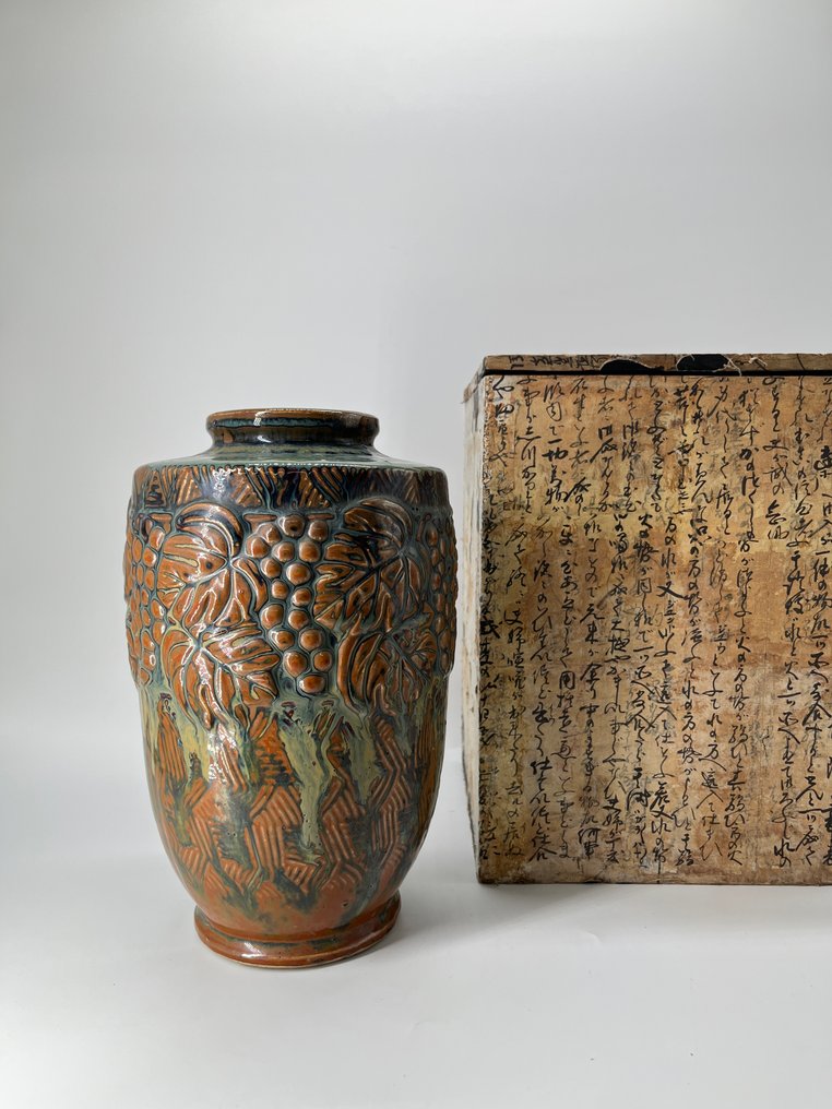 琉球沖縄壺屋焼 葡萄文样 饰壶 Ryukyu Okinawa Tsuboya 陶器 - 繁荣 - 陶瓷 - 日本 - Meiji period (1868-1912) #1.0