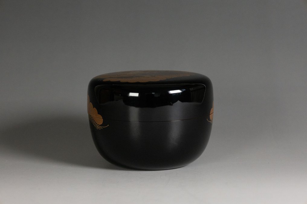 Pine Design Maki-e Natsume piatto con interno con bordo in argento 松蒔絵 平棗 内銀溜 - Legno, Lacca - Shoichiro Tasaki 田崎昭一郎 (b. 1931) - Giappone - Periodo Shōwa (1926-1989) #3.2
