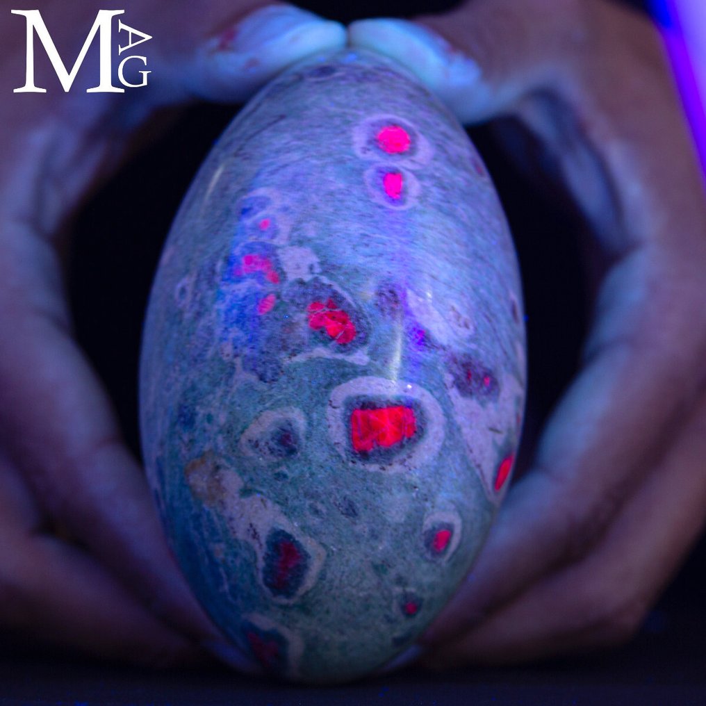 Natural Ruby - Extra Quality Sacred Lingam in Ruby on Fuchsite - Height: 113 mm - Width: 68 mm- 780 g #1.0