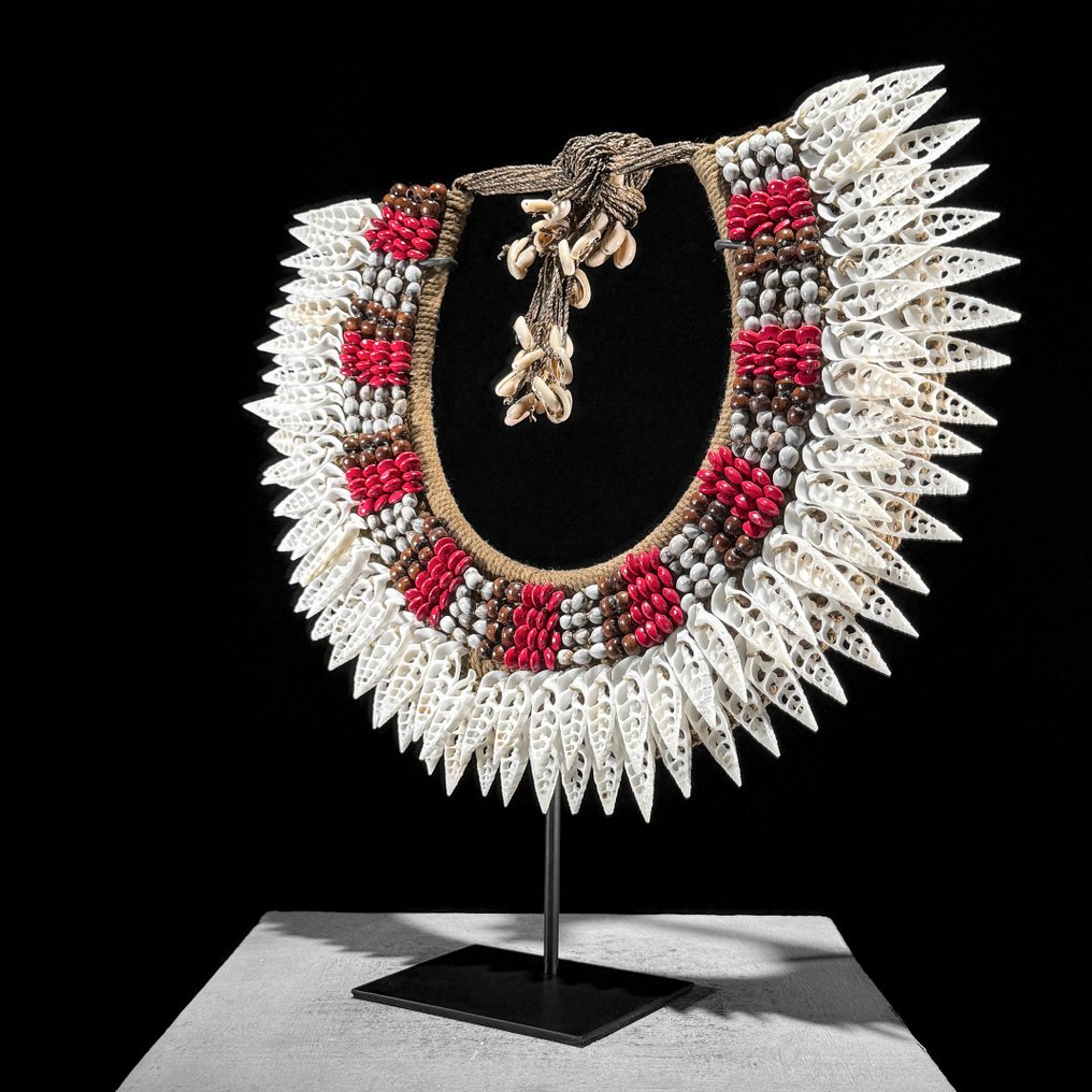 Dekorativt ornament - NO RESERVE PRICE - SN4 - Decorative Shell Necklace on a custom stand - Papua Ny Guinea #1.0