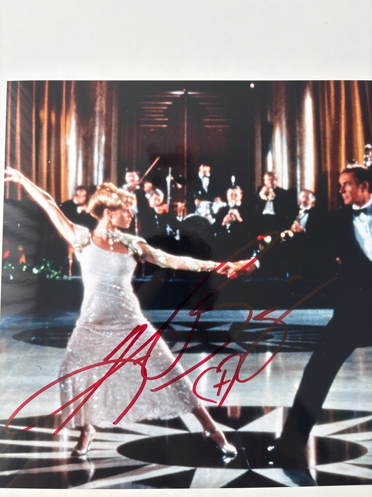 James Bond 007: Never Say Never Again, Kim Basinger as "Domino Petachi" handsigned photo with b´bc holographic COA #1.0