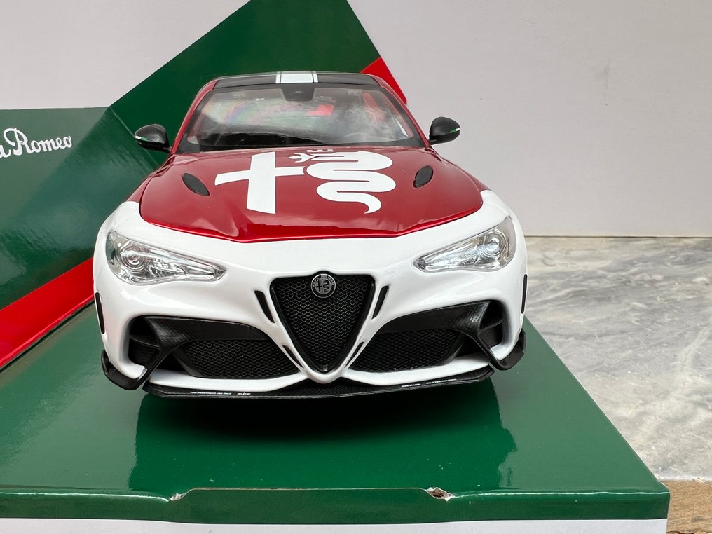 Bburago 1:18 - Modellbil - Alfa Romeo Giulia GTAM Racing n99 2020 - 4 Apertur #3.2