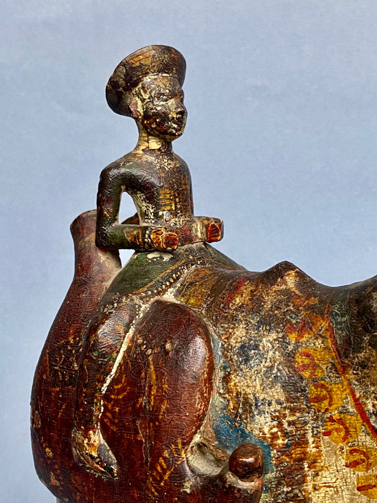 Sjælden kolonial sepoy på en pyntet tyr-hest. - Træ, Pigment - Indien - Det nittende århundrede #4.3