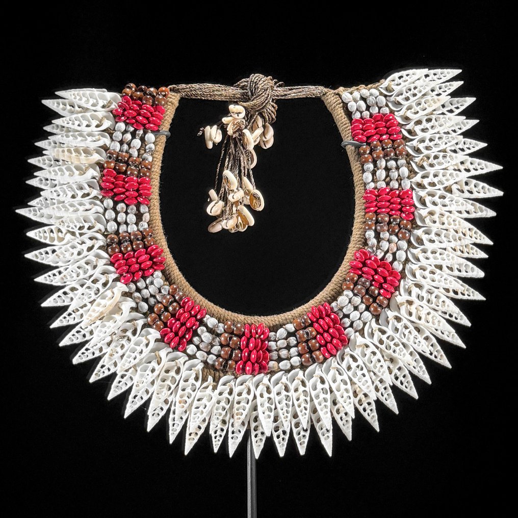Dekorativt ornament - NO RESERVE PRICE - SN4 - Decorative Shell Necklace on a custom stand - Papua Ny Guinea #3.2