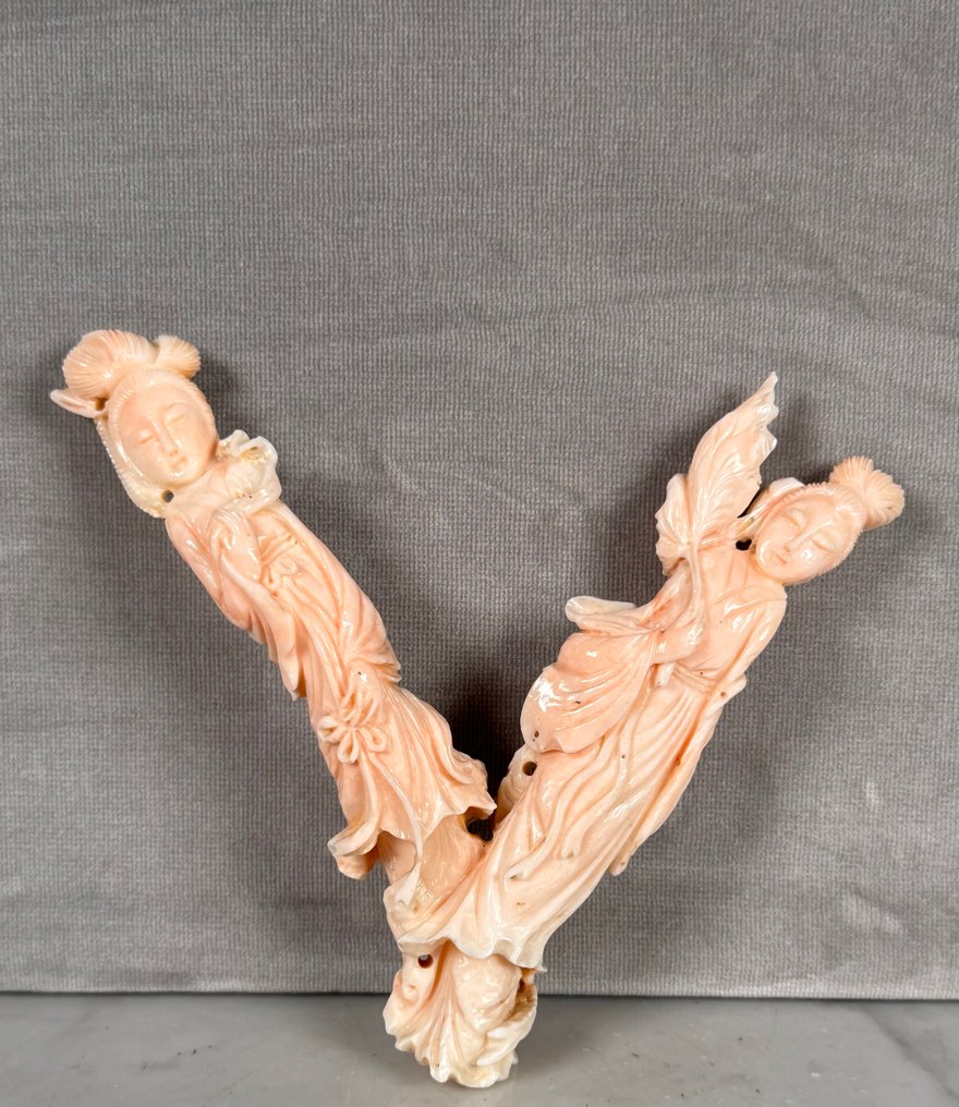 玩具人偶 - A fine carved coral  figure - 天然珊瑚 - 中国 - Qing Dynasty (1644-1911) #1.0