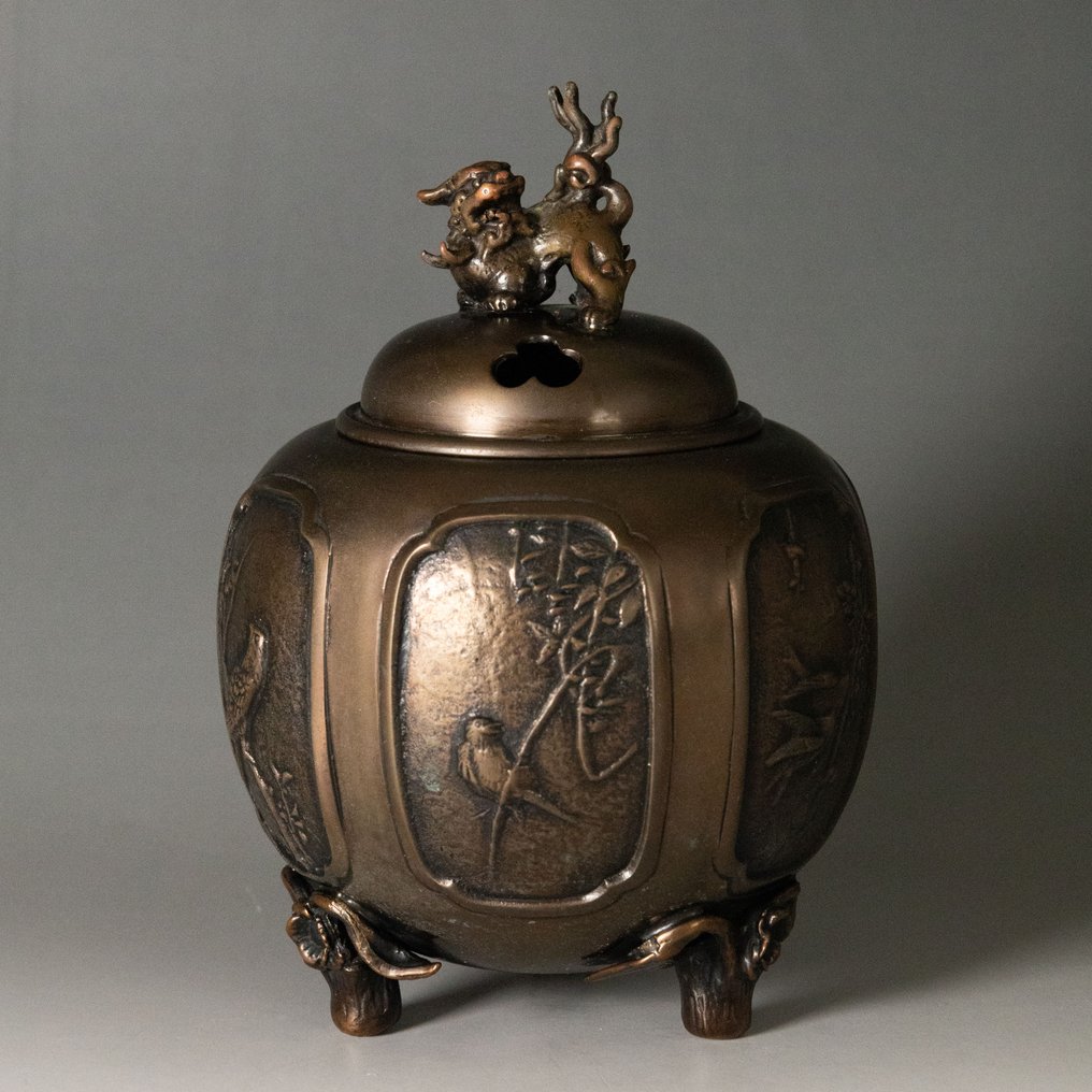 Portaincenso con design di leone e fiori e uccelli - Bronzo - Yoshihide Nousaku 能作 吉秀 (b. 1925) - Giappone - Periodo Shōwa (1926-1989) #1.0