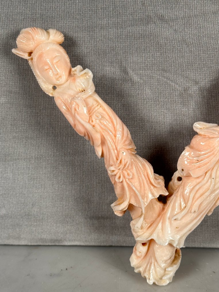 玩具人偶 - A fine carved coral  figure - 天然珊瑚 - 中国 - Qing Dynasty (1644-1911) #1.0