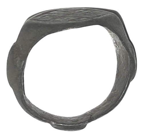 中世紀,十字軍時代 青铜戒指,饰有四个奇异符号的边缘,直径17毫米,属于11/13世纪的DC时期 戒指 (沒有保留價) #3.2