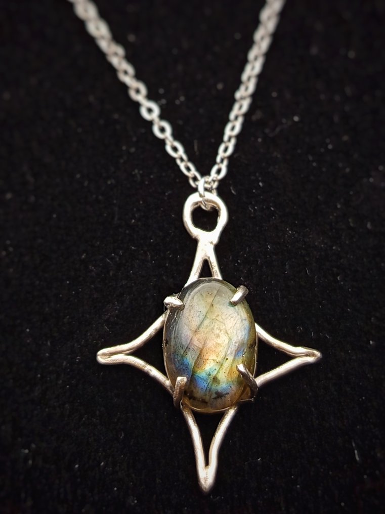 Unique and handcrafted jewelry in 925 silver with top-quality Labradorite. - Height: 33 mm - Width: 25 mm- 4.3 g - (1) #4.3