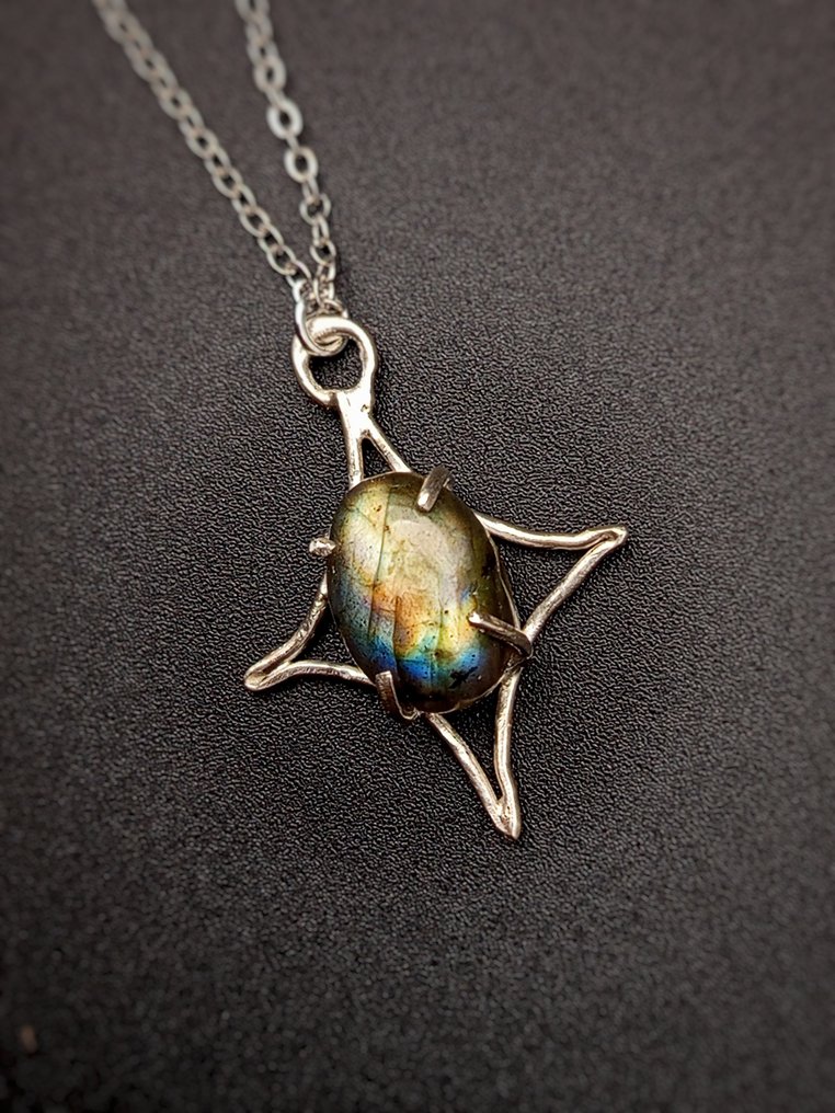 Unique and handcrafted jewelry in 925 silver with top-quality Labradorite. - Height: 33 mm - Width: 25 mm- 4.3 g - (1) #2.1
