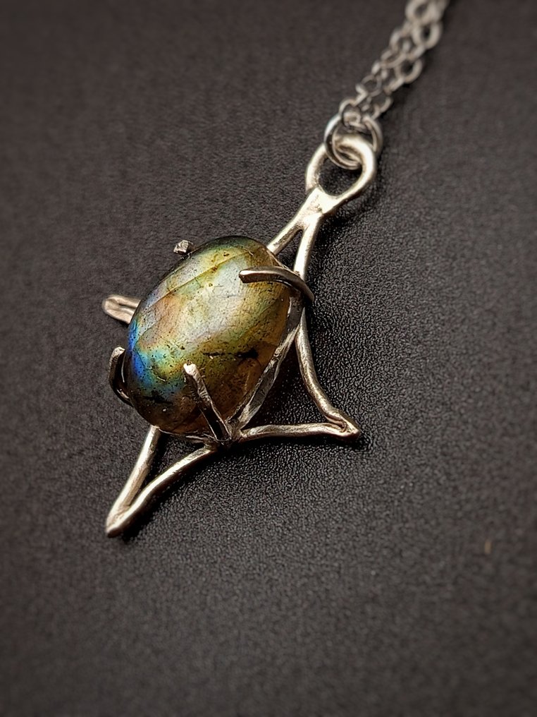 Unique and handcrafted jewelry in 925 silver with top-quality Labradorite. - Height: 33 mm - Width: 25 mm- 4.3 g - (1) #3.2