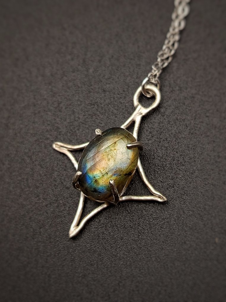 Unique and handcrafted jewelry in 925 silver with top-quality Labradorite. - Height: 33 mm - Width: 25 mm- 4.3 g - (1) #1.0