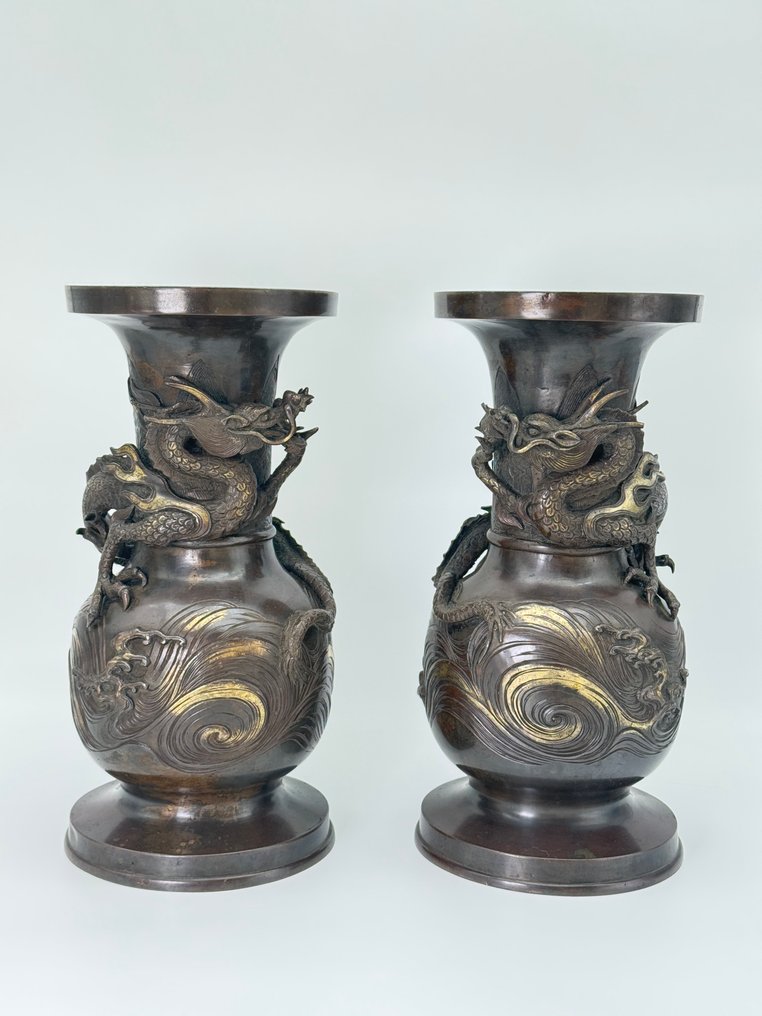 花瓶 - 黄铜色 - Signed Naruyasu 成易 - 日本 - Meiji period (1868-1912) - 明治日本杯 #1.0