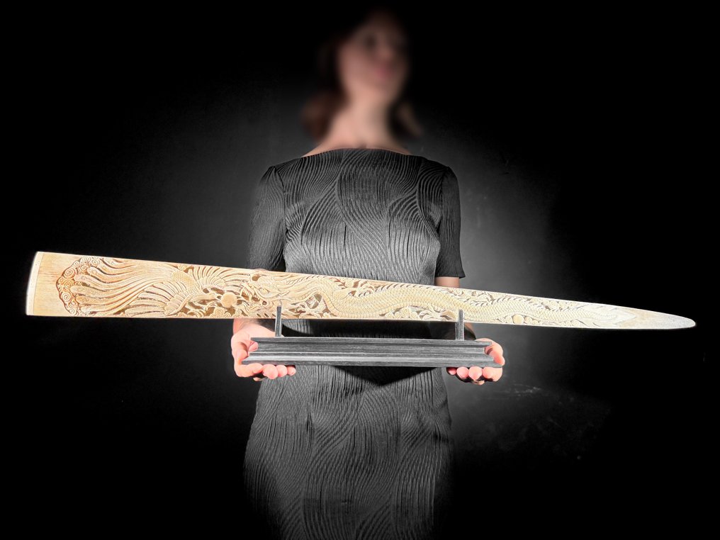 NO RESERVE PRICE - Stunning Large, patinated hand carved Swordfish bill - Dragon Phoenix Motif- Rostrum - Xiphias Gladius - 14 cm - 90 cm - 6 cm- Non-CITES species - (1) #1.0