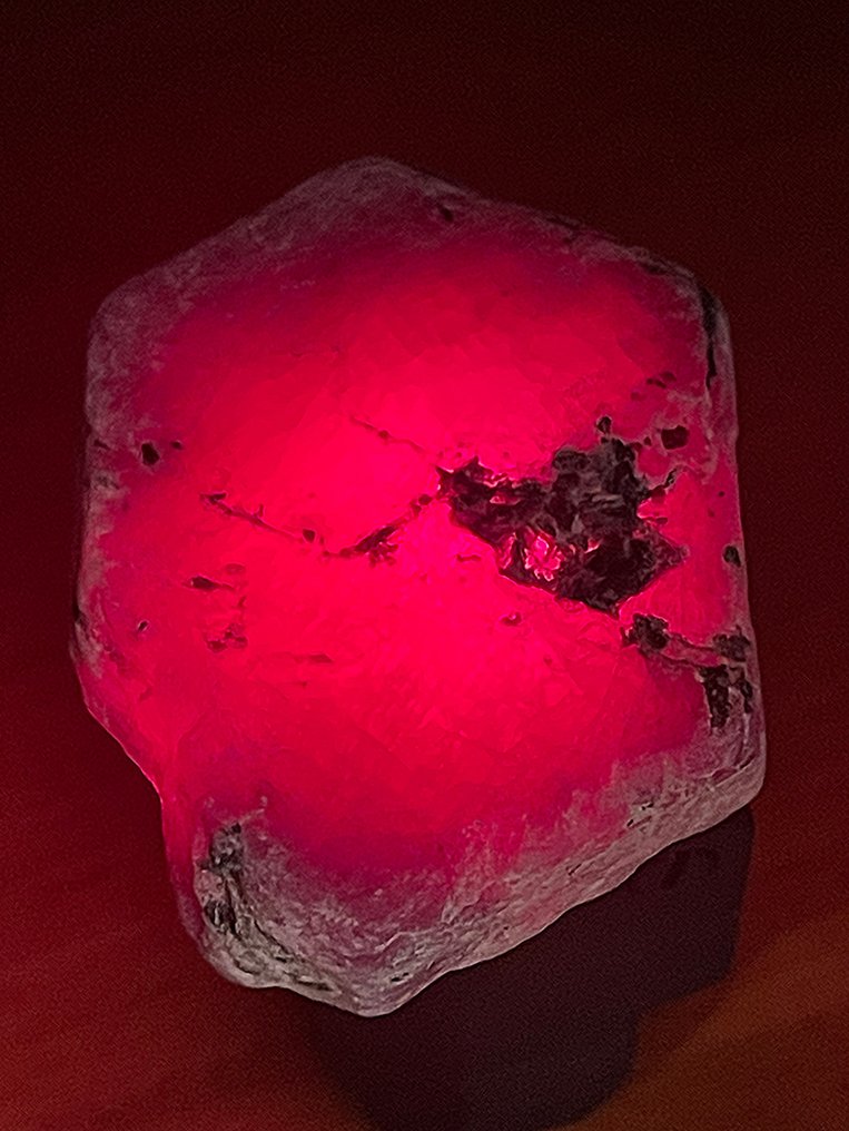 Ruby 粗犷。令人惊叹的莫桑比克巨大血红宝石水晶。A+++ 级别，378克拉，百分百特别。 - 高度: 58 mm - 闊度: 41 mm- 75.6 g #1.0