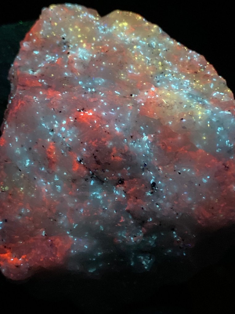 在方解石中发现的二辉石和软玉的绝佳标本。 螢光 - 高度: 6 cm - 闊度: 4.5 cm- 113 g #3.2